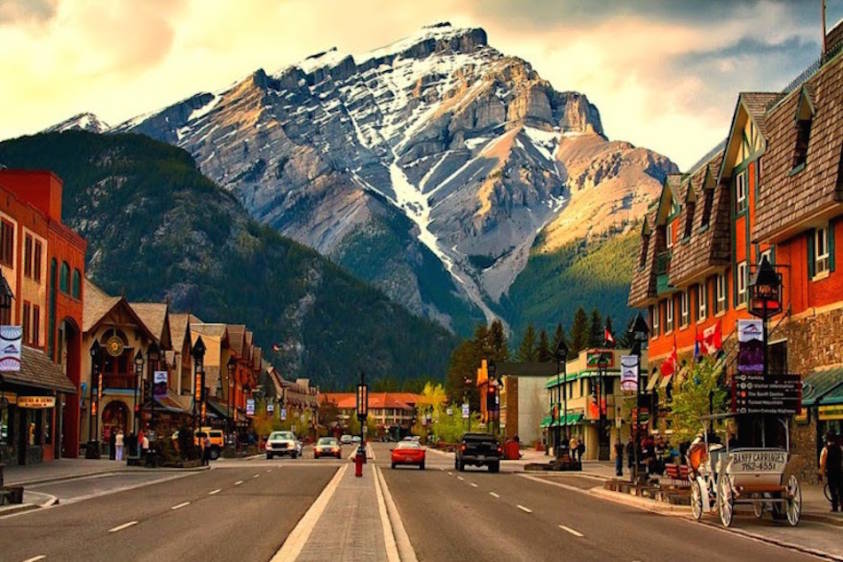 Banff-Avenue-%E2%80%93-the-Heart-of-the-Beautiful-Town-in-Canada1-1.jpg